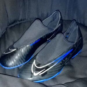 Nike Phantom Cleats Black and Blue Athletic Shoes with Electric Blue sole